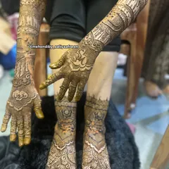 A complete bridal look from hands to feet. For this bride, we created a beautiful narrative design that tells her story, with matching intricate patterns on her hands, arms, and feet for a stunning head-to-toe look.