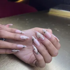 An elegant and glamorous set perfect for a bride or for any festive occasion. This design features a neutral pink base with delicate silver glitter, gold foil, and sparkling gem accents.