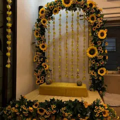 Sunflowers bring instant joy and warmth to any celebration. We created this unique Ganpati setup with a full arch of bright sunflowers and delicate hanging elements, perfect for a cheerful and modern festive theme.