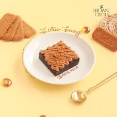 For those who love the caramelized spice of Biscoff, this brownie is a dream. We top our signature brownie with a generous drizzle of Biscoff spread and a sprinkle of crushed biscuits.