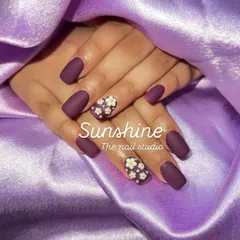 A beautiful matte purple set with a delicate, hand-painted floral accent nail. This design combines a solid modern color with classic, detailed artwork.