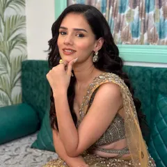 A beautiful look for Nishi Saxena for the Star Parivaar Awards. A golden, shimmery lehenga with soft, glamorous makeup.