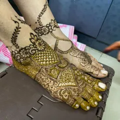 Another view of the contrasting heavy and light henna designs for feet.