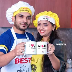 A cute portrait from the same shoot, with the couple showing off their custom "Soul Mate" mugs. Small, personal details like this make a pre-wedding album unique.