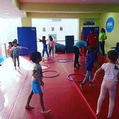 Our "Giggle Worms" are having a blast with this warm-up activity using hula hoops. We're learning about numbers and counting while hopping, jumping, and moving our bodies.