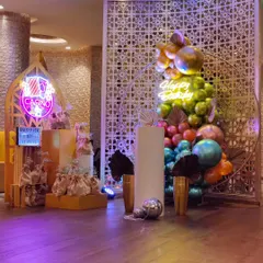 A full view of the casino-themed party, showing the gift station as an integrated part of the overall decor.