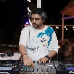 A more relaxed moment at the decks during a private event. I adapt my style and energy to fit the specific occasion.