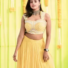 A full view of a client wearing a contemporary choker set. It’s a versatile piece that works well for both bridesmaids and wedding guests.