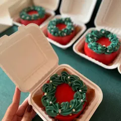 I had so much fun making these Christmas wreath bento cakes. Each one is packed in its own little box, ready to be gifted. They are decorated by hand with buttercream frosting and edible pearls.
