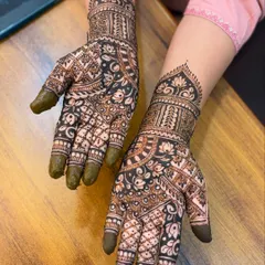 Another angle of the bold and beautiful Arabic floral design, showing how the pattern flows across the hands.
