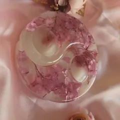 Here is the tealight holder before the candles are placed inside. You can see the beautiful shimmer of the pearl-white resin and the delicate preserved pink flowers.