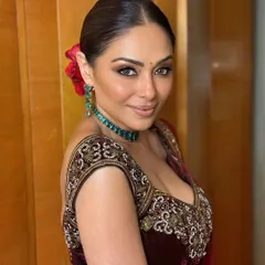 This stunning festive look for Kalyani Saha is one of my favorites. I created a soft matte base, bold smoky eyes, and sculpted cheeks for a look that is pure perfection. This is great inspiration for your next party glam.