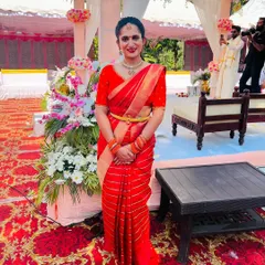 Sahana looking like pure magic in a vibrant red saree for Day 6 of Navratri. Red speaks of strength and beauty, perfect for the festive spirit.