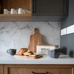 Open shelving looked great on Pinterest… until real life happened. If yours has turned into a cluttered mess instead of a beautifully styled display, don’t worry—it’s all about balance. The key? Mix practicality with aesthetics. Keep everyday essentials within reach, group similar items for a cohesive look, and use a mix of textures (think ceramics, glass, and wood) to add warmth. Baskets and trays help contain the chaos while still keeping things accessible.