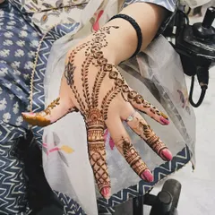 An elegant Arabic-style bail (vine) design that flows beautifully from the index finger to the wrist.