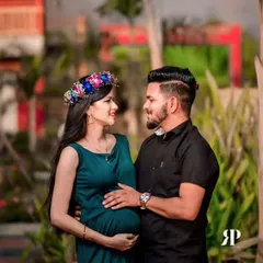 For a classic and romantic maternity shoot, this simple yet elegant dark green gown is a wonderful choice. It drapes beautifully over the baby bump and is incredibly comfortable for outdoor sessions. Here you can see how lovely it looks for a couple's photoshoot.