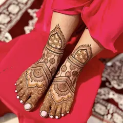 This foot mehndi features beautiful mandala and paisley patterns. The design is symmetrical and covers the feet elegantly, making it a perfect choice for a bride.