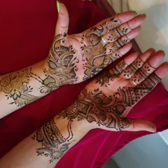 This simple Indo-Arabic design is perfect for a party or festival. The pattern flows diagonally across the hand, creating a graceful and modern look.