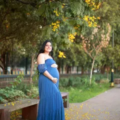 We found the most beautiful spot under the blooming amaltas trees for this outdoor maternity photoshoot in Mumbai. The vibrant blue of her dress against the yellow flowers felt like a celebration of the new life she is bringing into the world.