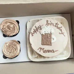 A fun birthday gift for 'Mama'. This combo includes a chocolate bento cake with a hand-piped beer mug design and two matching chocolate cupcakes with rosette frosting.