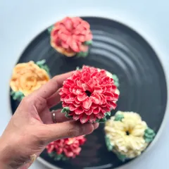 A closer look at my edible floral cupcakes. Each one is a mini work of art, with different flower designs like roses, dahlias, and succulents, all hand-piped with delicious buttercream in a variety of colors.