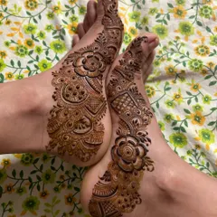 A beautiful and full paisley design for the feet. This style covers the side of the foot in a graceful, flowing pattern that is both traditional and elegant.