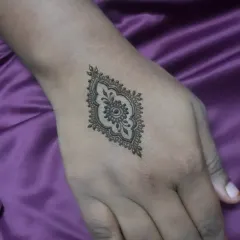 A different minimalist motif, perfect for someone who wants a small but beautiful piece of henna art.