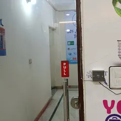 Here you can see the full entrance setup at the institute, with the biometric reader controlling access through the glass door. The 'PULL' handle and lock mechanism work together with the electronic system.