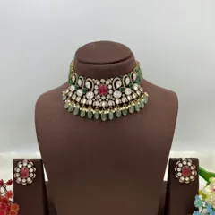 The choker set displayed on a mannequin.