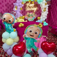 Bachon ki party mein Cocomelon theme aajkal bahut chalta hai. Humne is decoration mein Cocomelon character cutouts, pastel color ke balloons ka arch, aur 'Happy Birthday' neon sign ka istemal kiya hai.