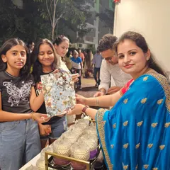 It brings me so much joy to see happy customers at my stall. Moments like these are why I love what I do, and it's a testament to the appeal of the products I can create for your brand or event.