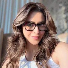 A closer look at the beautiful face-framing layers and beige tone highlights. This combination creates a soft, flattering look that brightens the face.