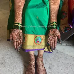 This image captures the full bridal look, with coordinated designs on both hands and feet, and the beautiful dark stain that every bride dreams of.
