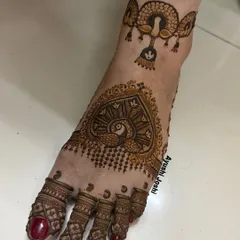 A lovely heart-shaped design for the feet, with a peacock inside and a matching payal-style band around the ankle.