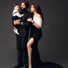 Family photoshoots are about capturing your unique bond. I love creating modern, stylish portraits like this one, where the connection between everyone is the real star. This session showcases a classic black and white theme that is both elegant and timeless for family pictures.