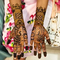 A classic for a reason. This full bridal mehendi features majestic peacocks and intricate patterns, covering both hands symmetrically for a truly royal look on your wedding day.