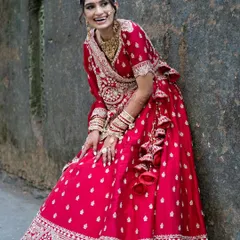 A happy bride is the prettiest bride. Jagruti's smile was the best part of her traditional wedding look, complemented by a soft glow and elegant details. ✨