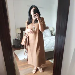 The full look of my anti-fit brown dress before a Saturday brunch. A mirror selfie helps me decide on the right bag and shoes to complete the outfit.