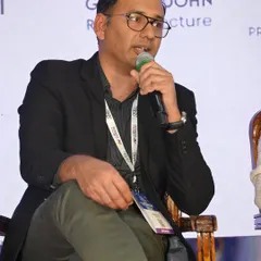 Siddhartha Rao speaking at the D-arc Prime Talk. Drawing from decades of experience, he shared insights on closing the gap between design ambition and operational performance in large-scale commercial projects.