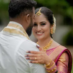 A stolen glance filled with love and promise. My candid wedding photography focuses on these in-between moments that truly define the story of your relationship.