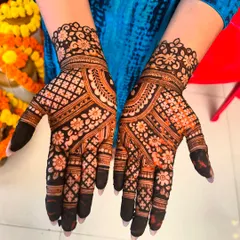A beautiful and full back-hand design for both hands. The symmetrical floral and geometric patterns create a stunning and complete look.