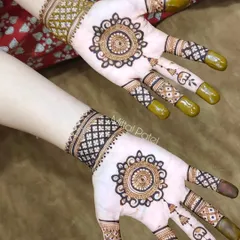 The back-hand view of the previous design, showing a simple yet elegant mandala. This front-and-back combination is perfect for a coordinated and chic look.