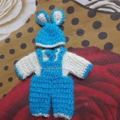A modern take on idol apparel, this crochet jumpsuit for Laddu Gopal comes in a blue and white combination. The outfit is paired with a cute cap featuring bunny ears for a playful touch.