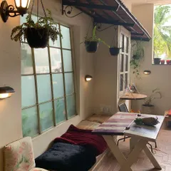 We have designed cozy breakout areas for rest, reflection, and conversation. These comfortable nooks, filled with plants and soft cushions, allow for smaller group discussions or quiet moments during a workshop.
