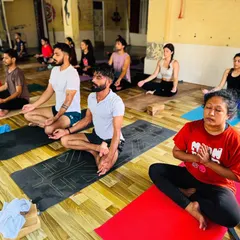 A moment of collective stillness. Students sit in meditation, turning their focus inward. This practice is essential for developing concentration and finding inner balance.