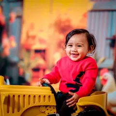 A happy day on the farm, right here in our Bangalore studio. This vibrant farmyard set includes a bright yellow toy tractor and friendly chicken props, creating a cheerful and playful atmosphere for your toddler's photoshoot.