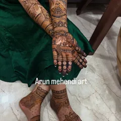 This complete bridal set features matching traditional motifs on both the hands and feet, ensuring a harmonious and elegant look for the wedding.