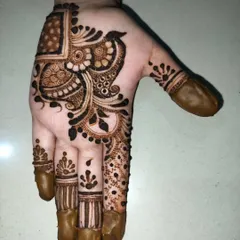 This student's work shows a lovely fusion of Arabic and Indian styles. It combines the bold Arabic vine with finer, more detailed fillers and finger designs typical of Indian mehndi.