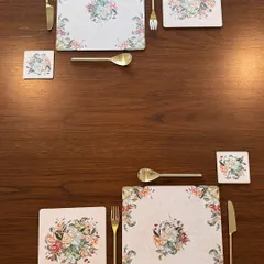 Here, we’ve set the table with our complete floral collection, including placemats, coasters, and gold-finished cutlery. This coordinated set makes it easy to achieve a polished and harmonious look.