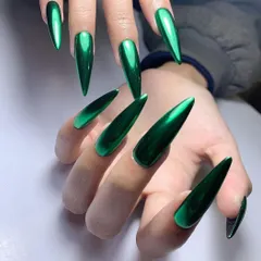 Go bold with these incredible emerald green chrome nails. Shaped into a sharp stiletto, this set is fierce, futuristic, and absolutely unforgettable.